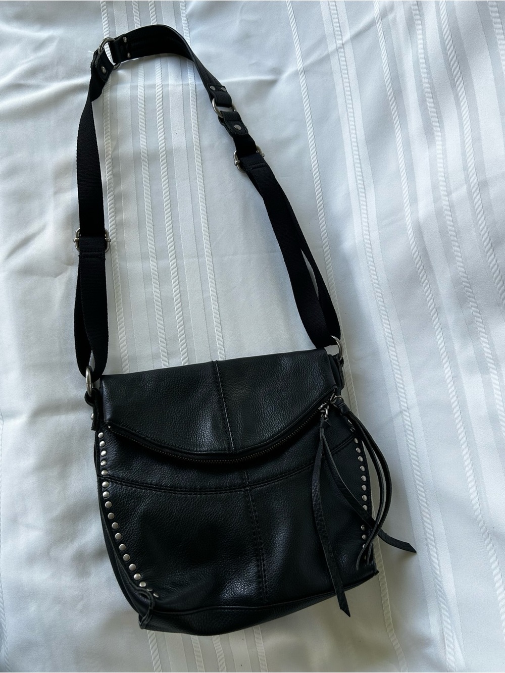 The Sak Silverlake Flap Crossbody Bag Black Pebbled Leather Purse Silver Studs - Picture 2 of 16